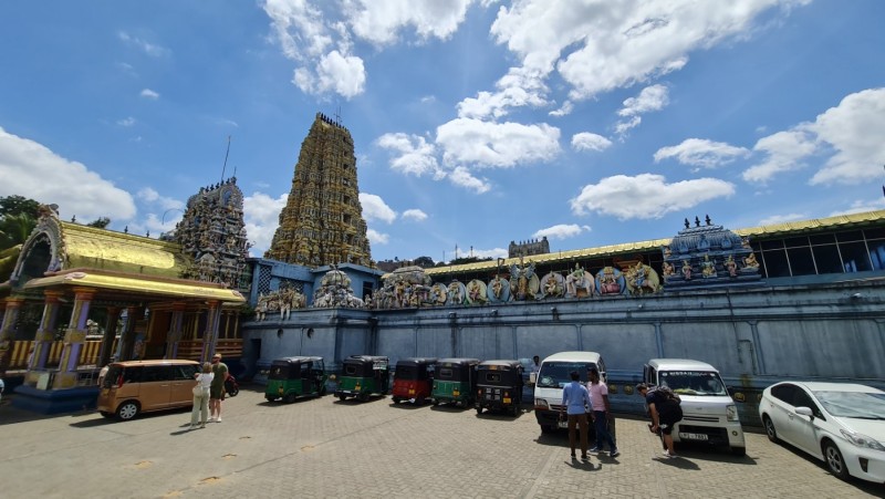2023 Sri Lanka Hindutempel auf der Fahrt nach Dambulla