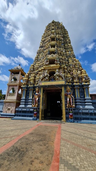2023 Sri Lanka Hindutempel auf der Fahrt nach Dambulla