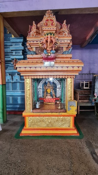 2023 Sri Lanka Hindutempel auf der Fahrt nach Dambulla