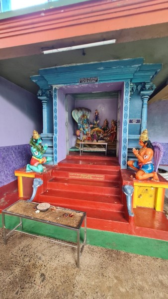 2023 Sri Lanka Hindutempel auf der Fahrt nach Dambulla